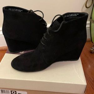 Clarks Artisan Rosepoint Dew Bootie Suede Wedge